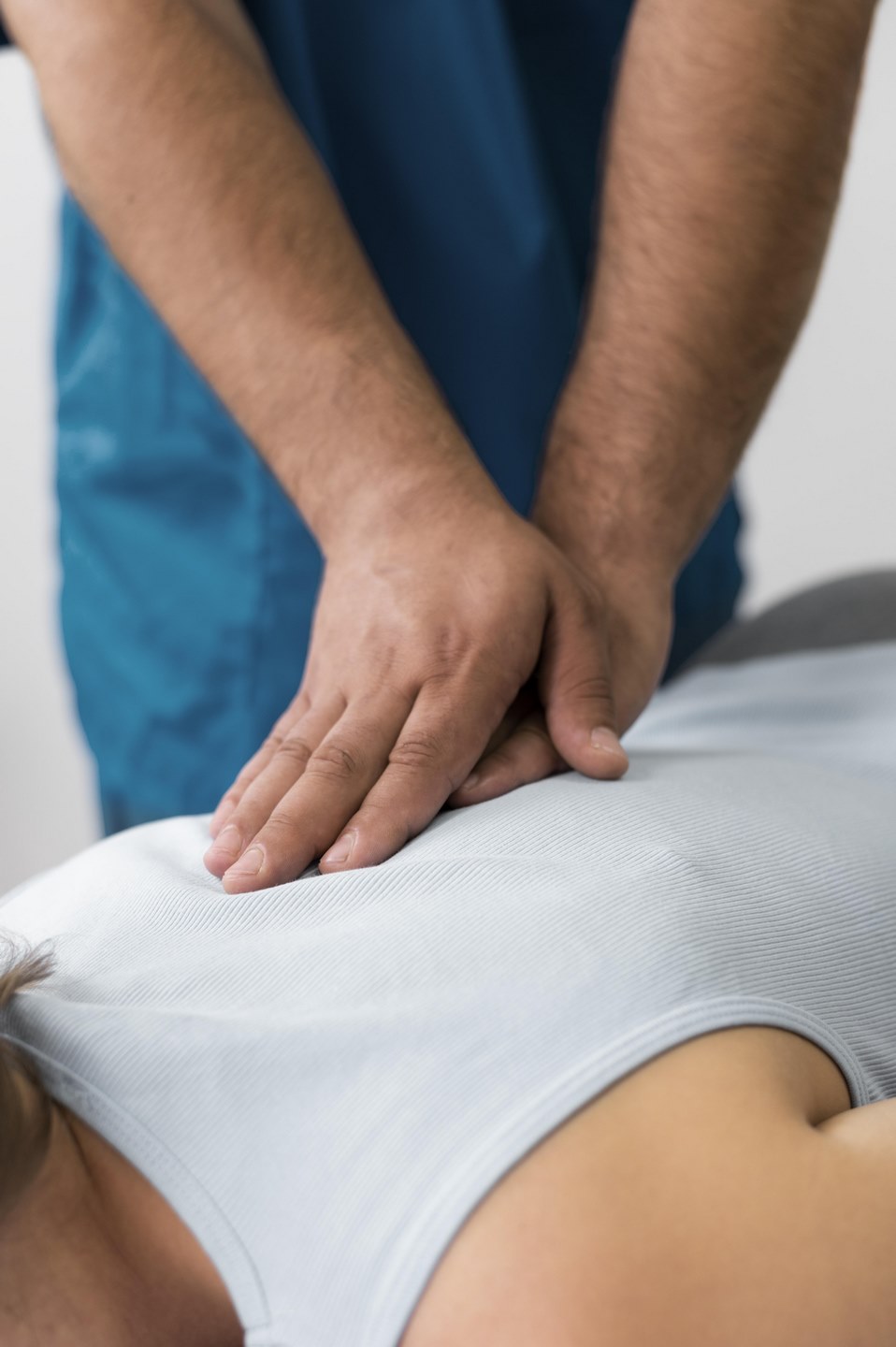 Fisioterapeuta trabajando